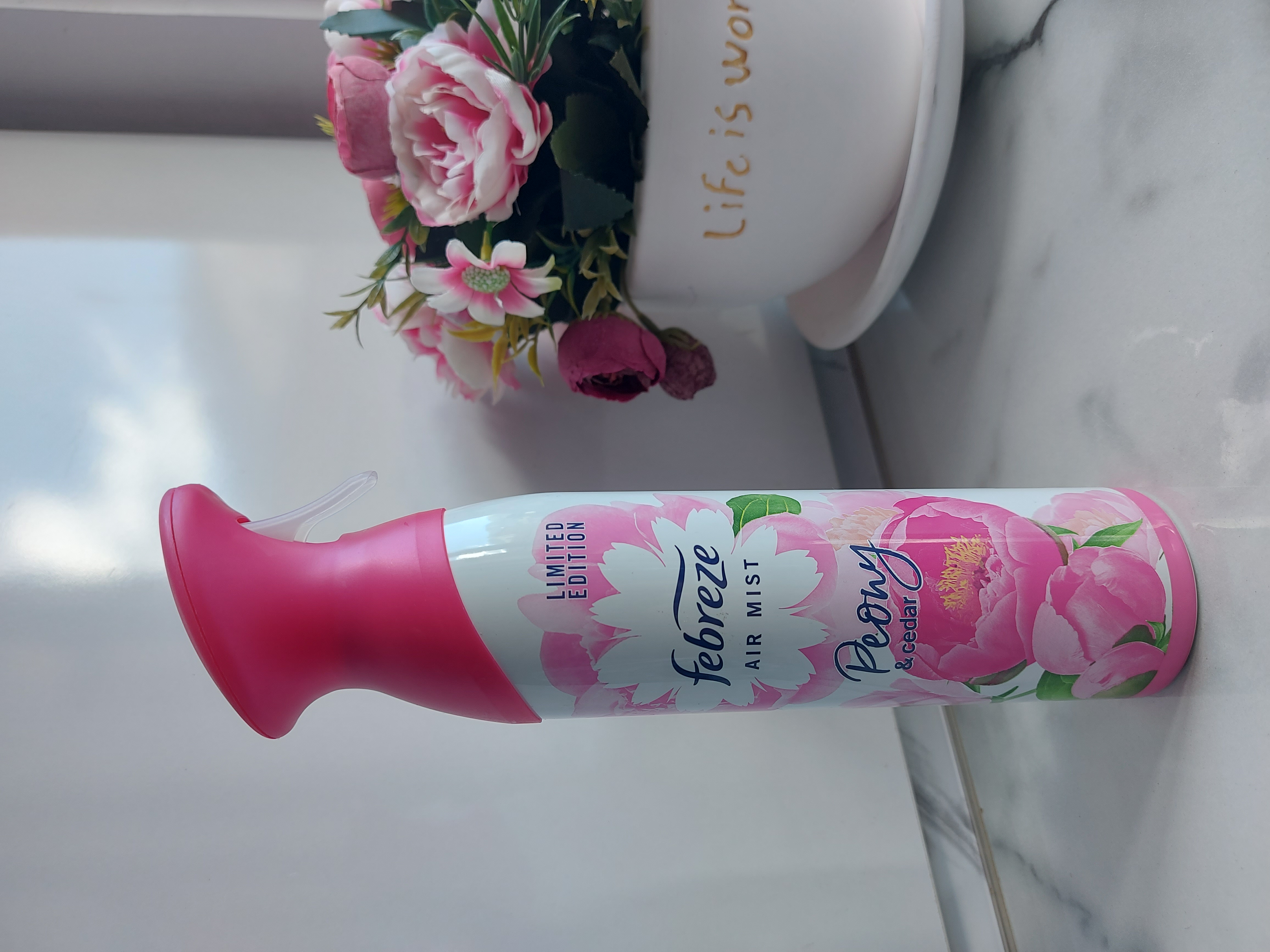 اسپری خوشبو کننده هوا febreze رایحه گل صد تومنی و سدر۱۸۵ میل